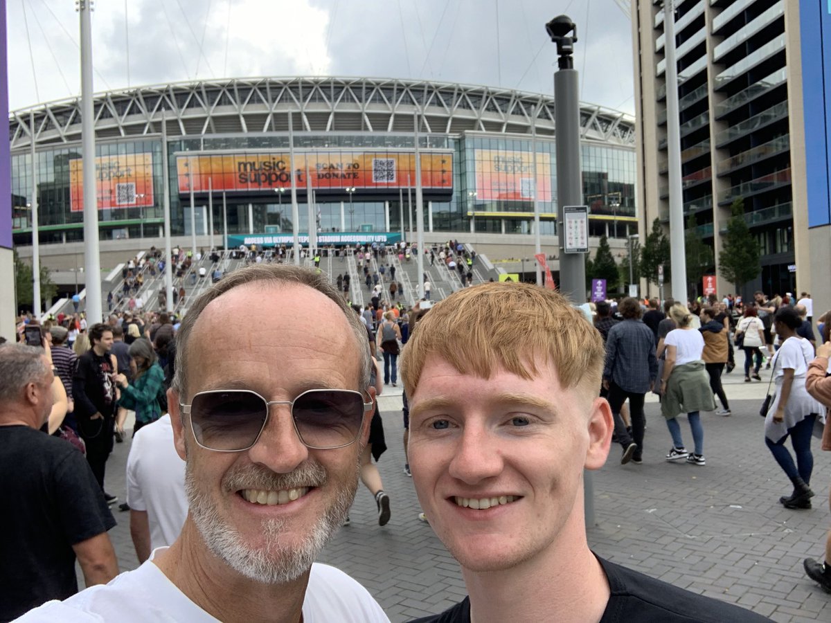 heylawla14's tweet photo. Great weekend in the big smoke with @MatthewLaw31 
Football, food and the Foo Fighters and friends!! https://t.co/nCPhJlu8eJ