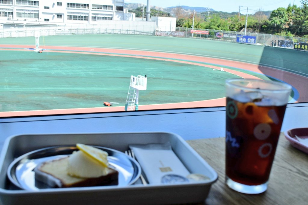 plum_chikyu1's tweet photo. ランチは以前から行きたかった #玉野競輪場 併設のレストラン #FORQ にて
なんとバンク🚴♂️🚴♂️🚴♂️を見つつ食事やカフェが楽しめます💕
ちょうどこの日はナイトレースが開催、練習風景に😍‼️でした
#こころ晴ればれおかやまの旅 https://t.co/xMbtB0hcm4