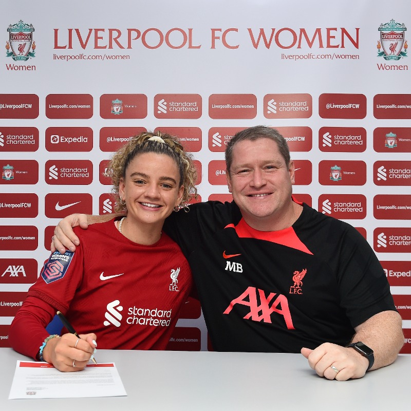 LiverpoolFCW's tweet photo. We are delighted to announce that @kiernan_leanne has signed a new contract with the Reds ✍