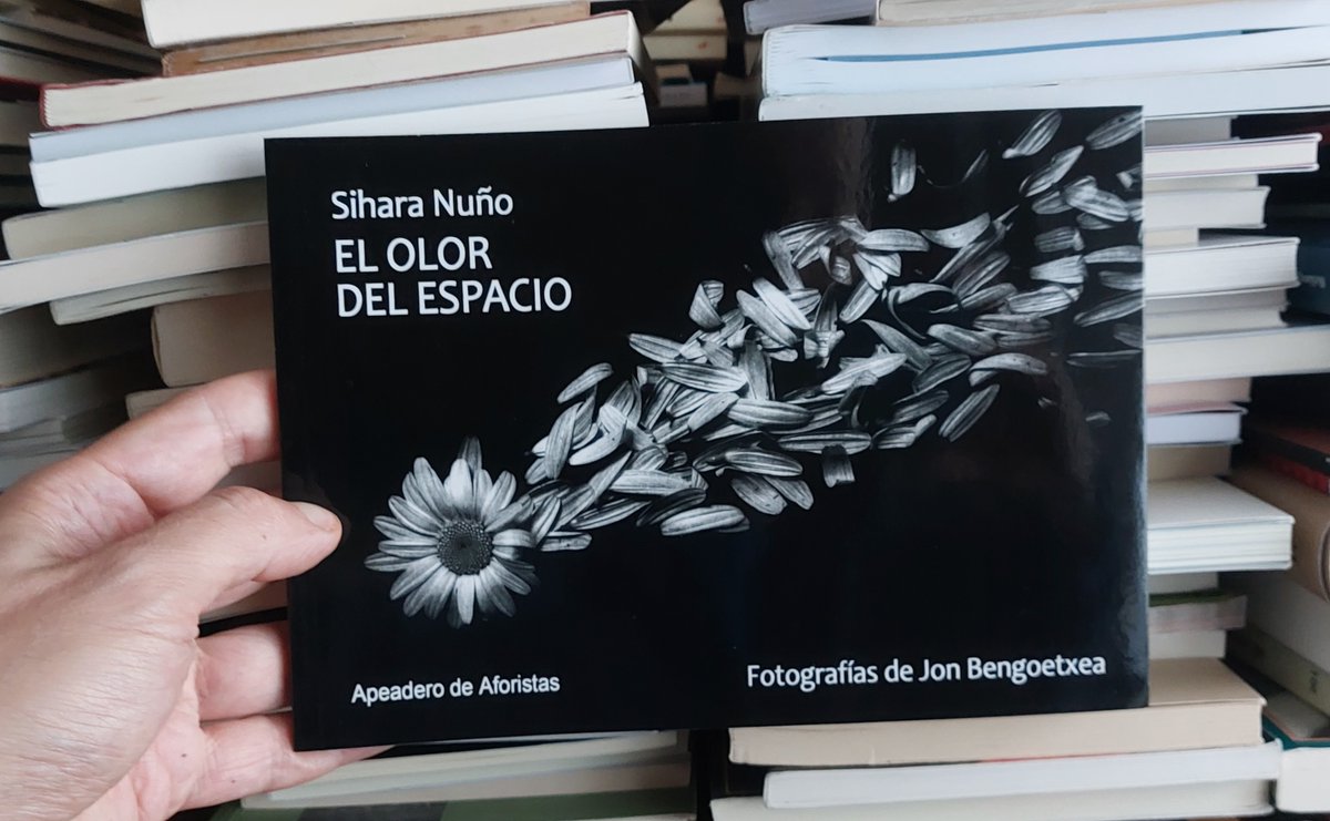 😍“El olor del espacio” de Sihara Nuño, con fotografías de Jon Bengoetxea <a href="/benzuria/">Jon Bengoetxea Zuriarrain</a>

#aforismos :

“No tengas miedo. Haz la pregunta.”

“La vida de un iceberg comienza con su fractura.”

“Un libro es una buena forma de ocupar el espacio, construir la memoria y el cosmos.”