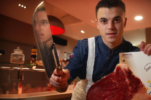 🏆 Félicitations à Gauthier Détrés, sacré #championdumonde de #boucherie à seulement 22 ans  🏆
#Apprenti à l'#INSAV, formé par le maître #artisan Eric Larrazet et accompagné par la <a href="/confboucherie/">CFBCT</a>, le jeune homme a vu sa détermination récompensée !

Crédit photo: Laurent Theillet