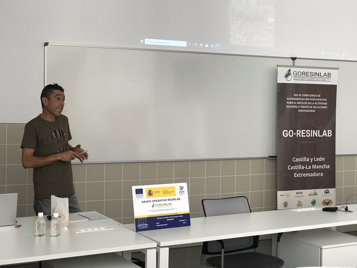 GoResinlab's tweet photo. Iván Fraile resinero de #CastllaLaMancha explica cómo pinar de #pinaster 1400-1700 m sobre nivel mar puede ser productivo y rentable para resinación. #livinglabs #GOResinlab el taladro produce #resina hay que comprobar detalles q marcarán su rendimiento #laresinatienefuturo https://t.co/faX41844y9