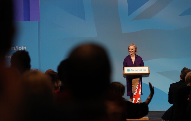 itsdaniellebei's tweet photo. ...she could at least have greeted @RishiSunak as she takes over "The best job on the world"! #LizTruss #UKPrimeMinister #breakingnews https://t.co/4kQEGEn3KO