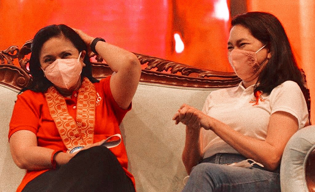 this looks like she’s telling her a corny joke and all she can do is to scratch her head 🥲

happy cinco! 💖💜