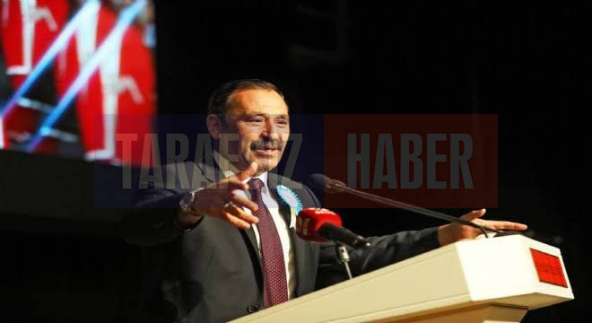 Etimesgut Belediye Başkanı Enver Demirel sahneye çıkarak tepki gösterdi. Bu bayramın Atatürk ve silah arkadaşları olmadan hiçbir anlam ifade etmeyeceğini, isimlerinin anılmamasının bir talihsizlik olduğunu belirtti.
🔗 bit.ly/3cIIn7r