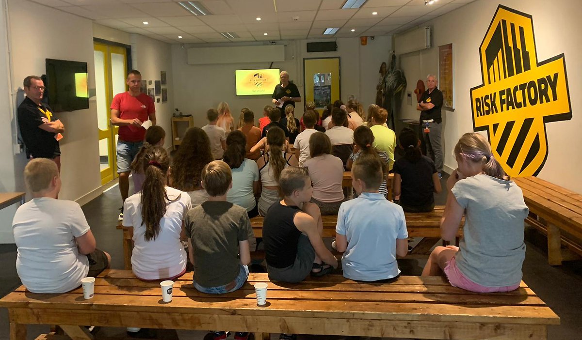 De vakantie is nu officieel voorbij en vandaag starten, evenals vorig jaar, kinderen van groep 8 van basisschool St. Gerardus uit Glanerbrug als eerste van in totaal 6.000 Twentse leerlingen die wij dit schooljaar mogen ontvangen. Op naar een (brand)veilige generatie!