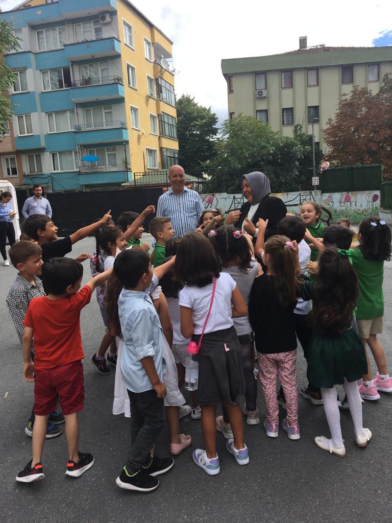 2022-2023 Eğitim-Öğretim yılı okula ''Uyum Eğitimi  Haftası'' programı çerçevesinde İlçemiz ilkokullarını ziyarette bulunan İlçe Milli Eğitim Müdürümüz ve Şube Müdürlerimiz  öğretmen, veli ve öğrencilerle görüşerek heyecanlarına ortak oldular.<a href="/tcmeb/">Millî Eğitim Bakanlığı</a>
<a href="/memleventyazici/">Levent Yazıcı</a> <a href="/sevgiyucell/">Sevgi Yücel</a>