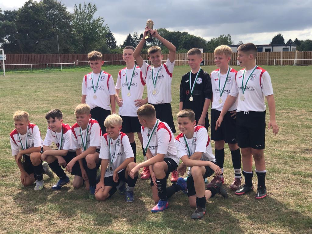 CraigCorrigan81's tweet photo. Cup winners yesterday at the superb #Alscott tournament for the Burntwood Dragons. Proud of Charlie banging in a load of goals ⚽⚽⚽⚽⚽ looking forward to the @MJPL_UK season ahead 👍👍⚽ https://t.co/qA9J2hXYKH