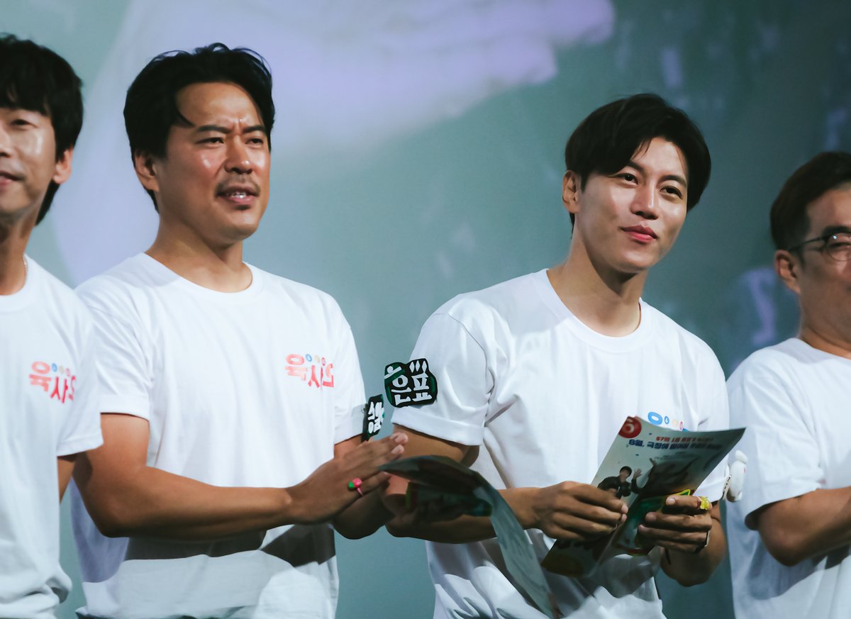 사혼의 반지를 모으는 여정에 동참해주실 분들을 모집합니다
저 네개 우르르 드렸더니 나눠끼라는줄 안 음저띠에의해
1. 기린:음
2. 토끼:곽
3. 딸기:순
이렇게 각각 받으신듯합니다(개귀여움미친아)
근데 제 손가락에 헐렁할 정도로 전부 늘려놨음에도 육사오팀은 다들 반지에 물려있네요..ㅈㅅㅎㄴㄷ