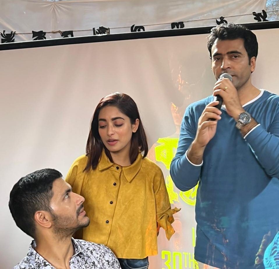 SVFsocial's tweet photo. Find someone who looks at you the way @Arjun_C looks at @itsmeabir 😉❤️
#PathaBhavan
#KarnasubarnerGuptodhon trailer releasing on 11th September.
@m_ishaa #PujoWithSonaDa https://t.co/IGJGKsEo0M