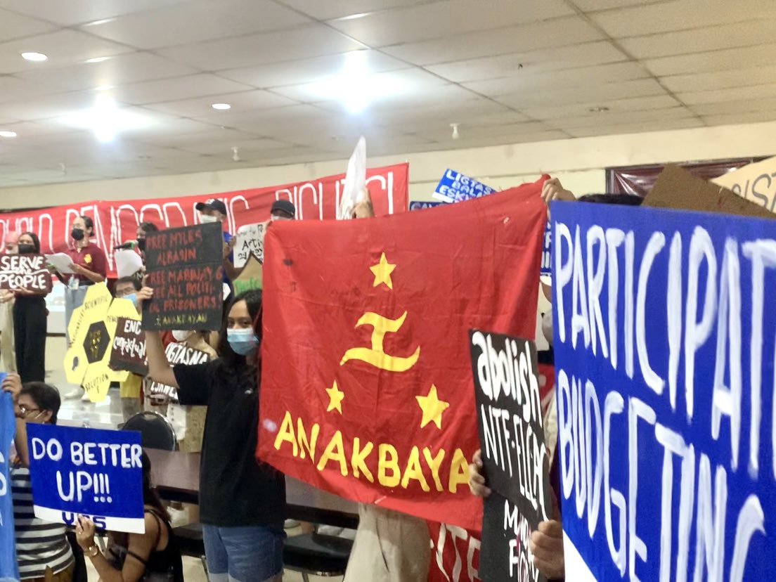 upcebutugani's tweet photo. As per custom, student leaders, org members, and students alike lead and participate in the First Day Rage, right after the Freshies Orientation. 

#UPCNanditoNaAko
#OrgFair2022 https://t.co/6K0hkvd572