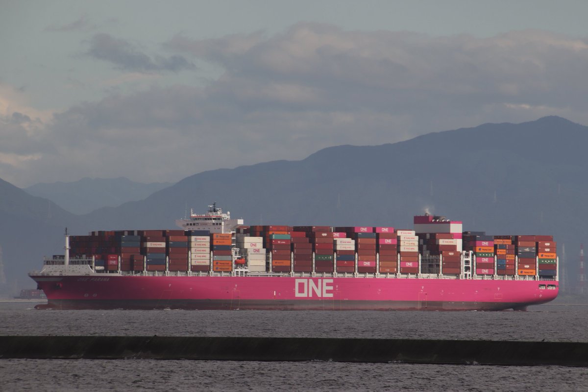 0jj38v1r04m5t1a's tweet photo. ようこそ、神戸港へ㊗️🎉

OCEAN NETWORK EXPRESS
の新造コンテナ船
「ONE PARANA」

東京港に続きまして
先ほど神戸港 RC-7に初入港

マゼンタカラ一の
ツ一アイランド型は
神戸港では定期初入港でもあり
嬉しいですね( ´∀｀)

#神戸港
#OCEAN_NETWORK_EXPRESS
#ONE_PARANA https://t.co/U5hl2XYf8u