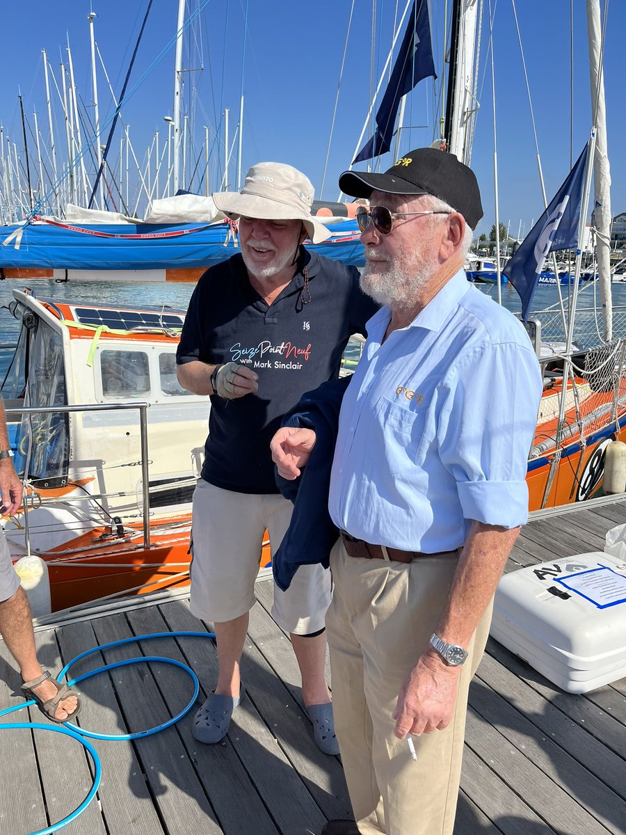 Derniers instants sur le ponton <a href="/lessables/">Les Sables d'Olonne</a> avant de s’élancer pour plus de 7 mois autour du Monde... Ici <a href="/PatLawless17/">Pat Lawless | GGR26 |</a>, Kirsten Neuschäfer et Mark Sinclair sous le regard de <a href="/SirRKJ/">Robin Knox-Johnston</a>, vainqueur de l’édition 1968-69 👏👏👏@ggr2022