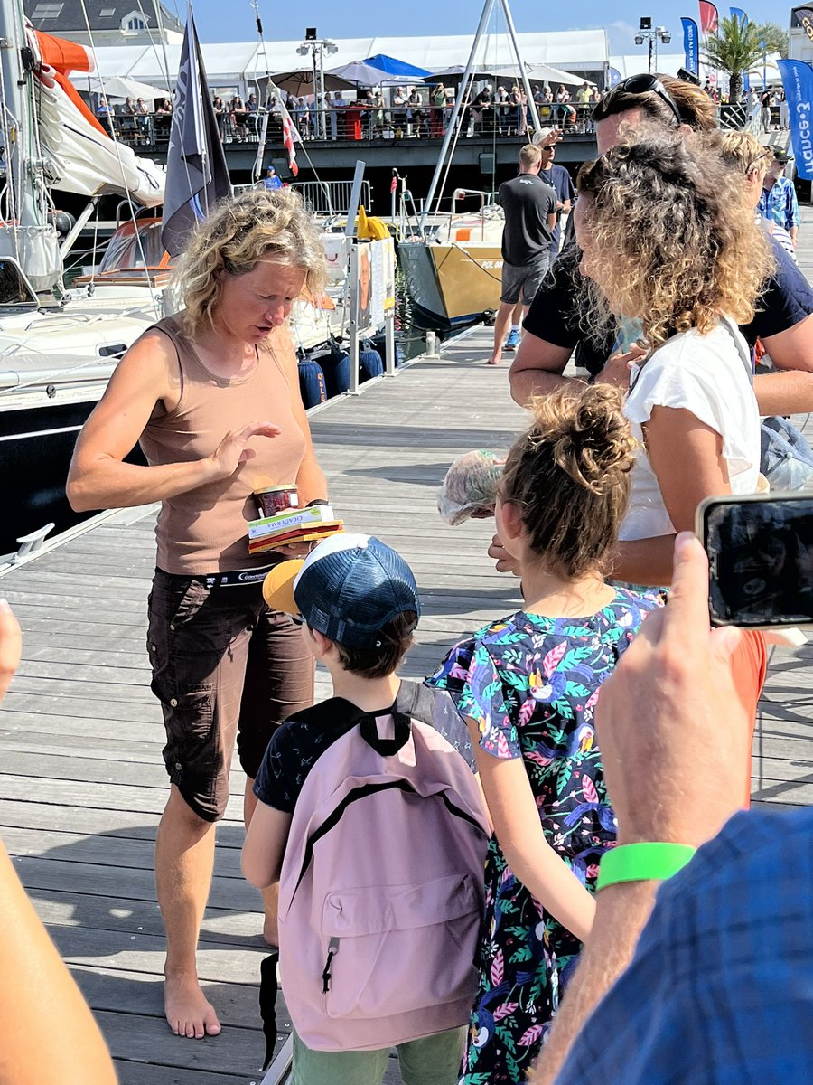 MaximeCogny's tweet photo. Derniers instants sur le ponton @lessables avant de s’élancer pour plus de 7 mois autour du Monde... Ici @PatLawless17, Kirsten Neuschäfer et Mark Sinclair sous le regard de @SirRKJ, vainqueur de l’édition 1968-69 👏👏👏@ggr2022 https://t.co/oozgKhpSOy