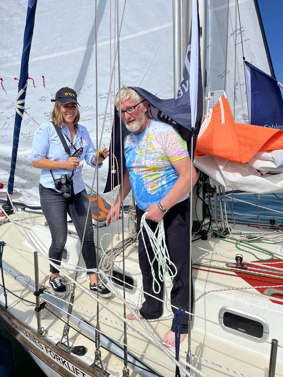 MaximeCogny's tweet photo. Derniers instants sur le ponton @lessables avant de s’élancer pour plus de 7 mois autour du Monde... Ici @PatLawless17, Kirsten Neuschäfer et Mark Sinclair sous le regard de @SirRKJ, vainqueur de l’édition 1968-69 👏👏👏@ggr2022 https://t.co/oozgKhpSOy