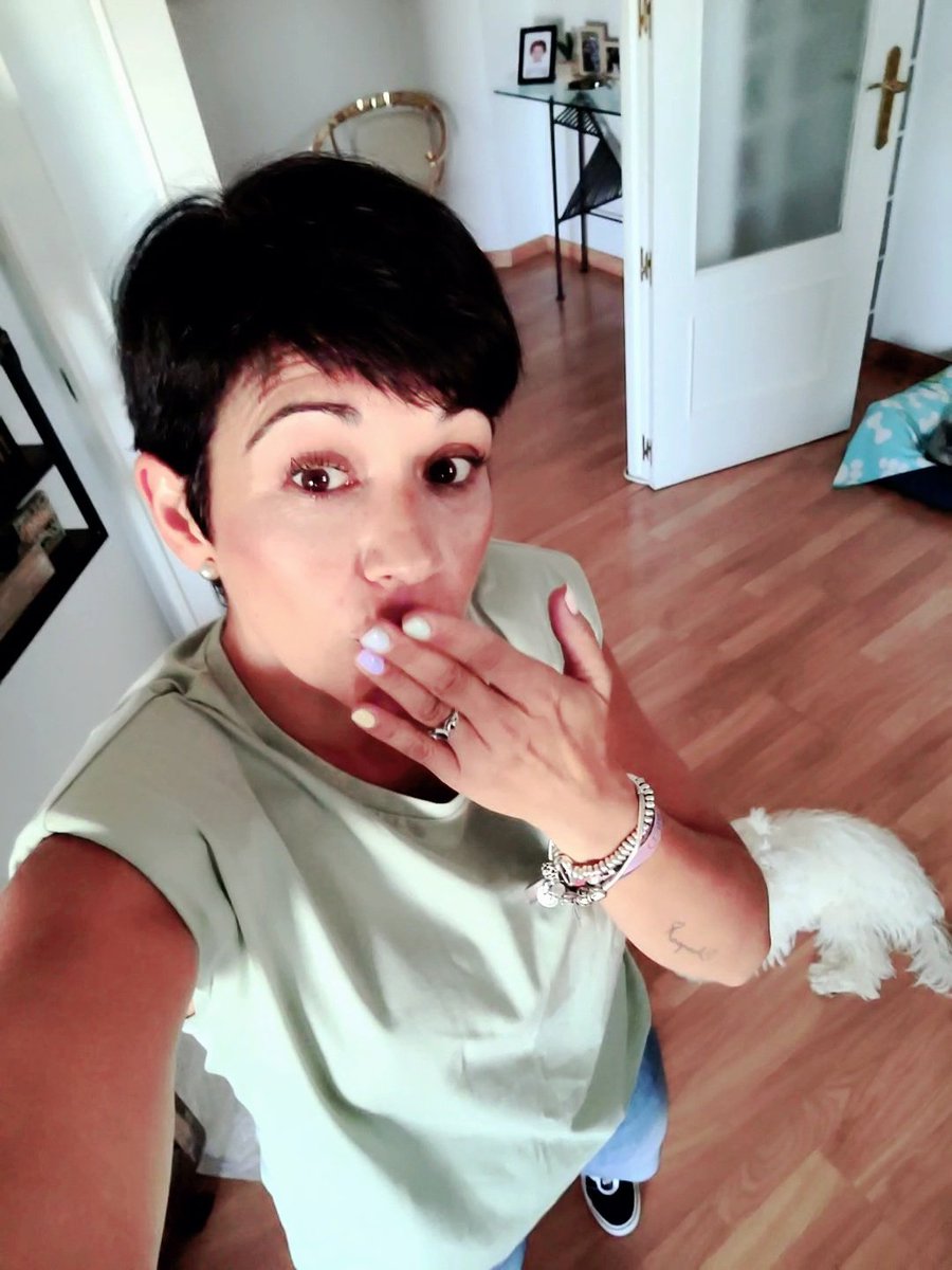 MamenGasss2's tweet photo. Se puede abandonar casi todo, excepto a uno mismo.

#Besosdecolores #FelizLunes

https://t.co/HdHMXb5jsJ https://t.co/8GCy2mkgEL