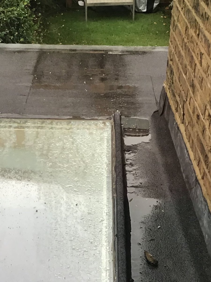 DampSurvey's tweet image. A tale of two roofs ...
On the left is a beautifully GRP coated flat roof that will last for decades.
On the right - cheap rolled felt that will start to leak in a few years🤠.
If you are upgrading a flat roof insist on GRP or EPDM.
Rolled felt should not be used.
#dampsurvey