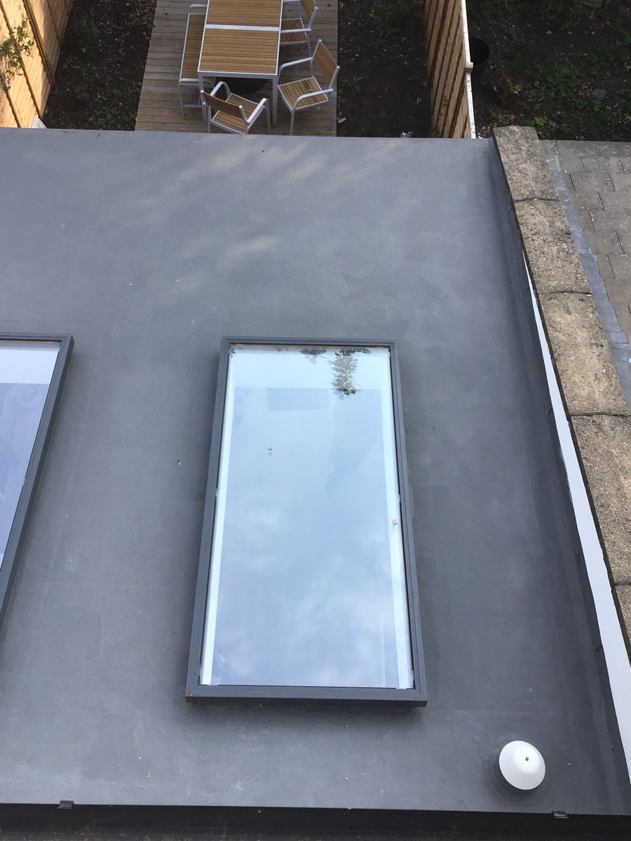 DampSurvey's tweet image. A tale of two roofs ...
On the left is a beautifully GRP coated flat roof that will last for decades.
On the right - cheap rolled felt that will start to leak in a few years🤠.
If you are upgrading a flat roof insist on GRP or EPDM.
Rolled felt should not be used.
#dampsurvey