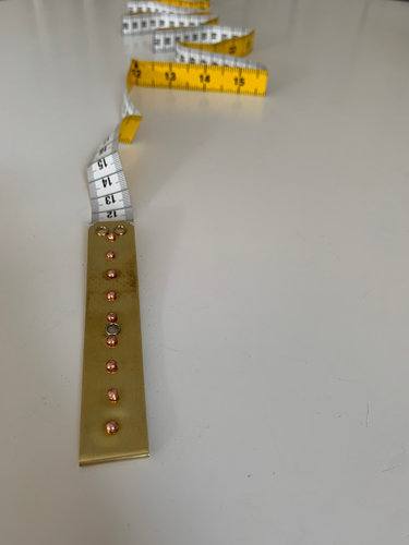 Maßband taktil faltbar - Dieses Maßband ist eine Eigenkreation. Die Metalleinlage hat eine Größe von 10cm. Indem man das Band klappt, kann man immer 10cm abmessen. Die Einzelheiten 1-2cm pp. sind fühlbar, indem die Metalleinlage Rundkopfnieten enthält. bit.ly/3RhpnvJ
