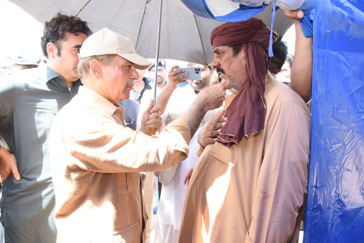 MoIB_Official's tweet photo. وزیراعظم محمد شہباز شریف کا سندھ کے سیلاب زدہ علاقوں  کا دورہ
وزیراعظم محمد شہباز شریف کی قمبرشہداد کو ٹ سیلاب متاثرین سے ملاقات
#HelpThemRise 
@CMShehbaz https://t.co/y5otXAhnyd
