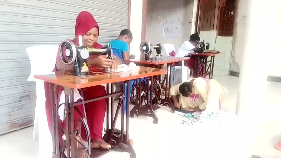 KIWOHEDE1's tweet photo. Muendelezo wa mafunzo ya Ushonaji kwa wasichana wanufaika wa mradi wa kuimarisha nguvu ya sauti ya msichana katika sehemu salama. 
#GirlsVoicePower 
@CRVPF1 https://t.co/Q2Gpud87Vr