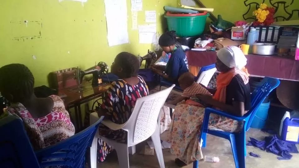 KIWOHEDE1's tweet photo. Muendelezo wa mafunzo ya Ushonaji kwa wasichana wanufaika wa mradi wa kuimarisha nguvu ya sauti ya msichana katika sehemu salama. 
#GirlsVoicePower 
@CRVPF1 https://t.co/Q2Gpud87Vr