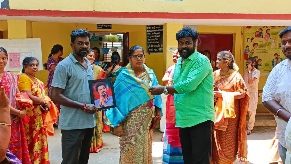 Thalapathydivan's tweet photo. *சற்றுமுன்* 
தளபதி அவர்களின் நல்லாசியுடன்
மாநில பொதுச் செயலாளர் அண்ணன் *புஸ்ஸி N.ஆனந்த்ExMLA அவர்கள் அறிவுறுத்தல் படி*
*இன்று ஆசிரியர் தினத்தை முன்னிட்டு*
*நீலாங்கரை ஊராட்சி* *ஒன்றிய* *நடுநிலைப்* *பள்ளியில்* சென்னை புறநகர் மாவட்ட தளபதி மக்கள் இயக்கம் சார்பாக *வாழ்த்துக்கள் https://t.co/4fFOErcoe7
