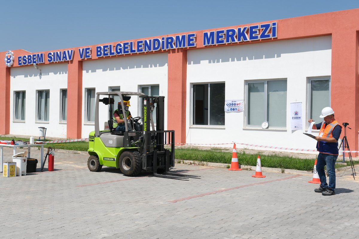 OsbEskisehir's tweet photo. ATÖLYELERİMİZ VE SINAV ALANLARIMIZ İLE SANAYİCİLERİMİZİN HİZMETİNDEYİZ
Eskişehir’deki 13 meslek dalında tek yetkili firma olan #ESBEM Sınav ve Belgelendirme Merkezi A.Ş. sanayideki çalışanların mesleki bilgi kalitesinin arttırılmasına katkı sağlamaya devam ediyor. https://t.co/ogz3d5ALpN
