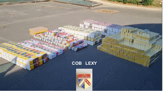 Gendarmerie_054's tweet photo. #Contrebande Belle saisie (encore!) de tabac dans le Pays-Haut, cette fois par les 👮‍♂️👮‍♀️ de la COB Lexy et PSIG Briey : 550 (!) cartouches de cigarettes + 440 (!) pots/seaux de tabac👉marchandise saisie, 2 personnes   en GAV, relâchées et convoquées en ⚖️ dans quelques jours. https://t.co/1GhFMbwQnR