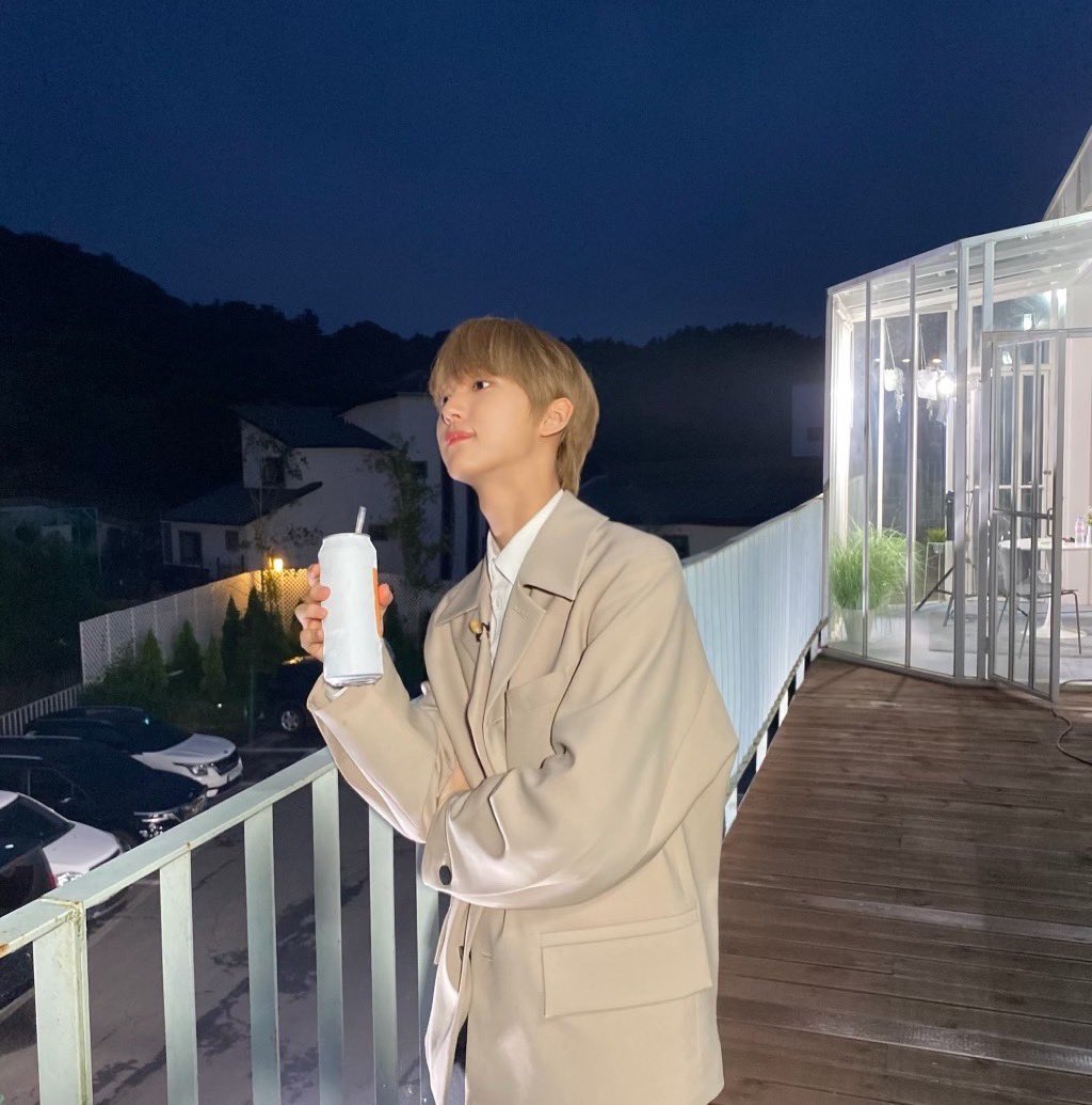 여러분 비 맞지 마요☔️☔️ 감기 걸립니다ㅏ😷

#은휘 #Hwi