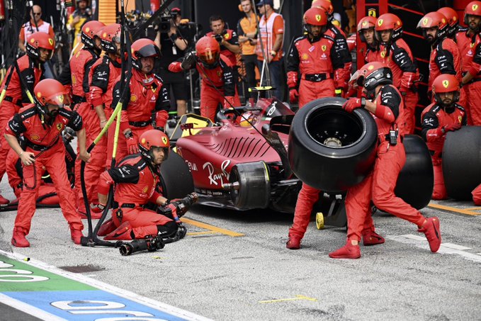 Apndp's tweet photo. Sim Sala Bin..otto.
La gomma che doveva esserci non c'era.
Ma poi, puf!, è ricomparsa.
Magie #Ferrari
da #SimSalaBin a #SimSalaGin è un attimo
#ferrarif1 #ferraristrategy #Binotto #Bin8 #GianniEBinotto https://t.co/UHZhapwl2A