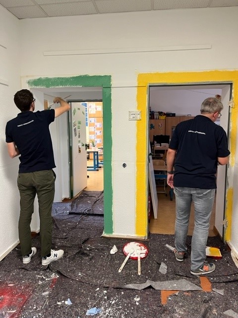 zurich_de's tweet photo. Tolles Engagement: Über 50 Mitarbeitende haben ihren #CommunityTag genutzt und die Klassenzimmer der Monikaschule, pünktlich zum Schulbeginn, renoviert. Parallel zum Arbeitseinsatz wurden Ausflüge mit den Kindern des Monikahaus Frankfurt in den Zoo und den Kletterwald gemacht. https://t.co/WrRrQD8COK