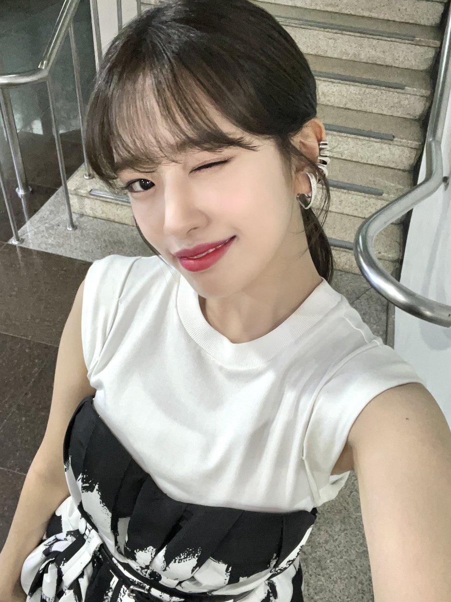 IVEstarship's tweet photo. 📸 
220905 #KBS2
제49회 한국방송대상 시상식 완료 💕

어떻게 강아지쿵야가 이렇게 𝑮𝒐𝒓𝒈𝒆𝒐𝒖𝒔…
시상하는 유진이의 차분나긋 목소리와
우아하신 용안을 볼 수 있는 것만으로도
올해 받은 최고의 상이에요 🏆

#IVE #아이브 
#ANYUJIN #안유진
#AfterLIKE #애프터라이크 https://t.co/MsPncyPRn2