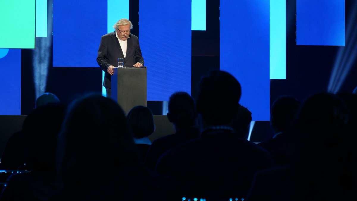 IFA_Berlin's tweet photo. The new week starts with the #IFASummit and Philosopher Peter Sloterdijk speaking about „De/Globalization“ at #IFA2022 📍 23 https://t.co/OZ7iuYiTOB