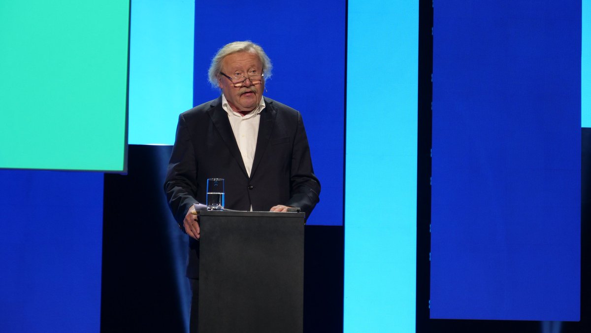IFA_Berlin's tweet photo. The new week starts with the #IFASummit and Philosopher Peter Sloterdijk speaking about „De/Globalization“ at #IFA2022 📍 23 https://t.co/OZ7iuYiTOB