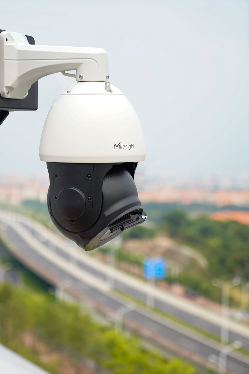 #MilesightRealShot 
Milesight AI Speed Dome, up tp 42X optical zoom, together with smart rain-sensing wiper.
360° Coverage Secures Here and There!
Learn more:
milesight.com/product/36x42x…

#milesight #ai #speeddome #wiper