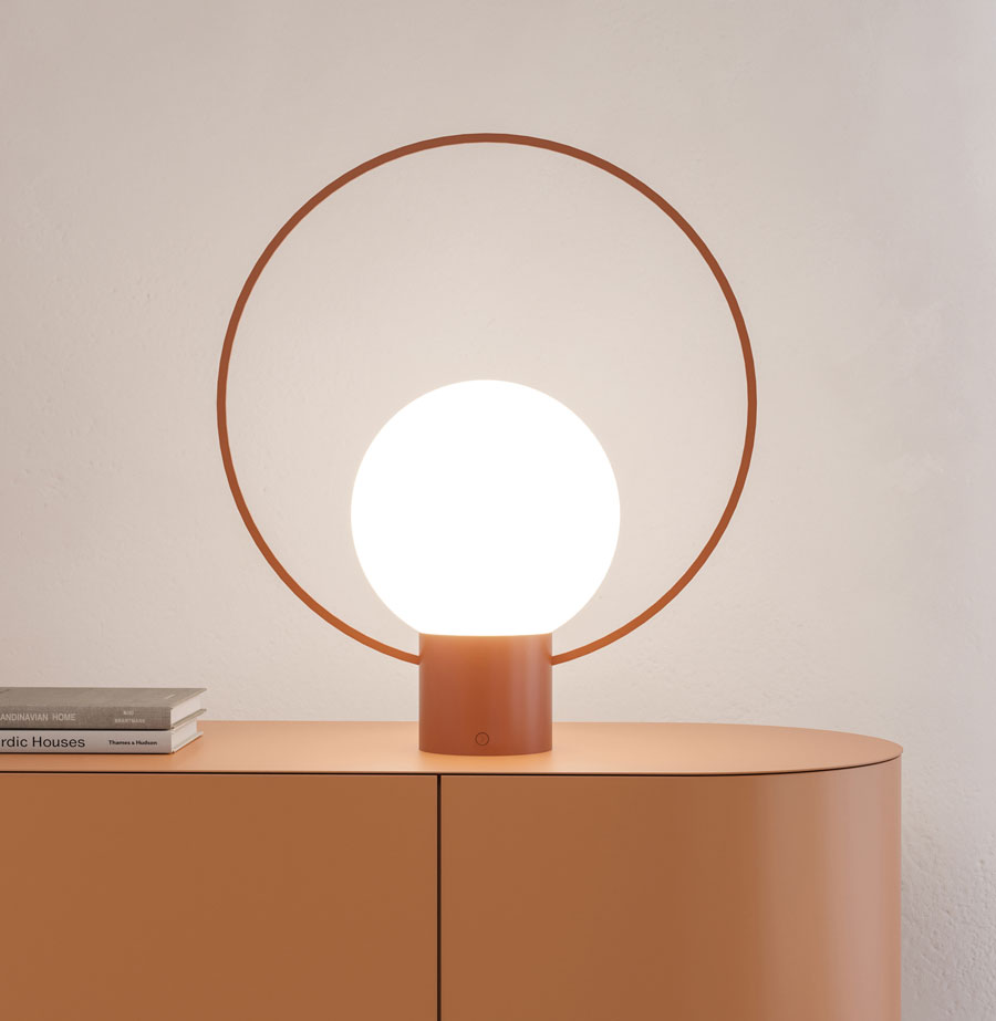 youfurnitureNet's tweet photo. Si ispira al famoso pianeta ad anelli, Saturn, lampada ricaricabile da tavolo in metallo con sfera luminosa LED, la nuova collezione di #RondaDesign

https://t.co/G5eJwIHL8O

#youfurniture #saturn #ronda #design #led https://t.co/yVM8Fybhxc