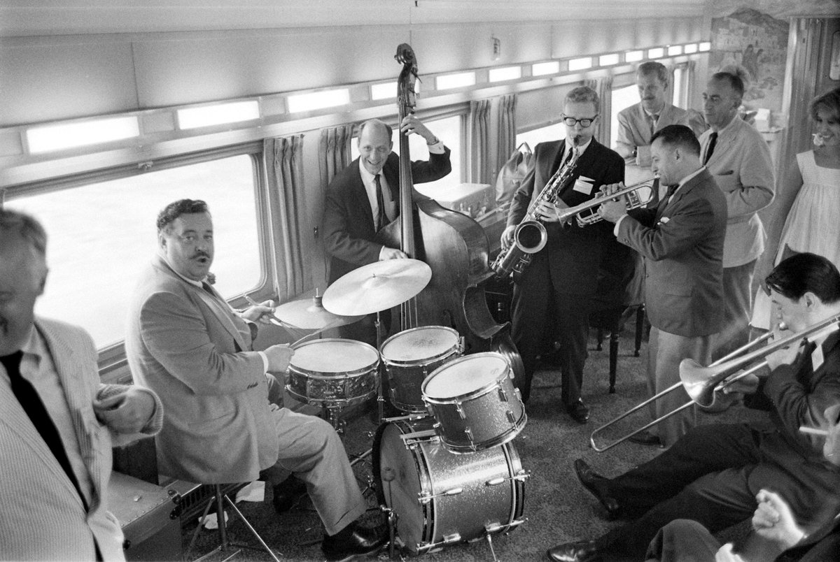 dieworkwear's tweet photo. many sad, reductive views here about how you can not look good if you're a "fat American." certainly, you will look better if you have a lean broad-shouldered figure. but the wonder of tailoring is that anyone can look good. here's jackie gleason. https://t.co/PgxBXvgdqa