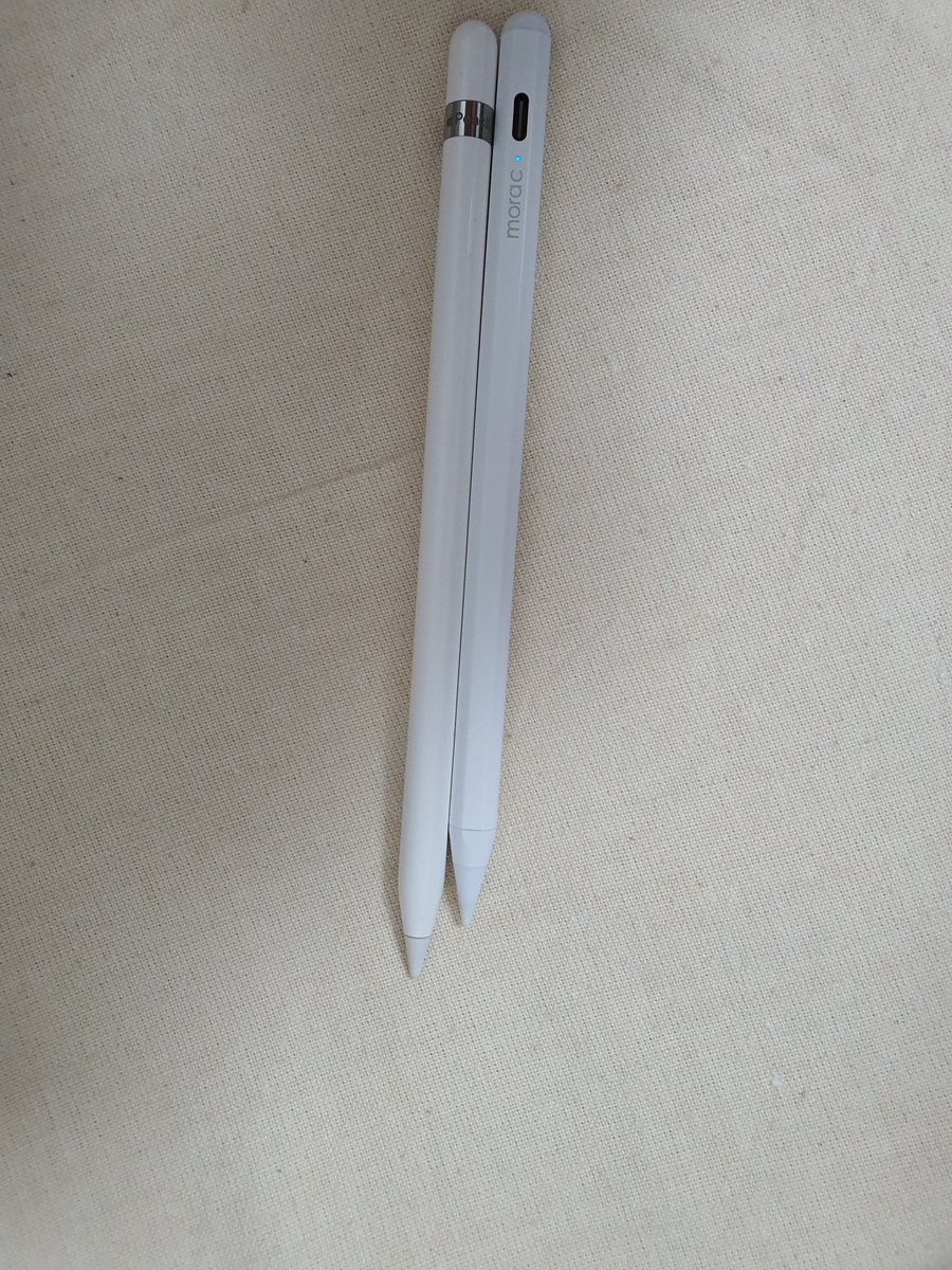 0827_name's tweet photo. [모락 짭플펜슬 사용후기]

장점
가볍고 작아서 갖고 다니기 편하다.
(정품은 좀 묵직한데 이건 완전 가벼움)
정품과 별 차이 없다!
(끊김없이 잘 써짐)

단점
기존에 펜슬을 쓰고 있다면 연결을 해제해야하는 번거로움이 있다.

=> 정품 사기 전에 이걸 알았으면 정품안샀을텐데 😢 기대 이상! https://t.co/6ySTVINHi5