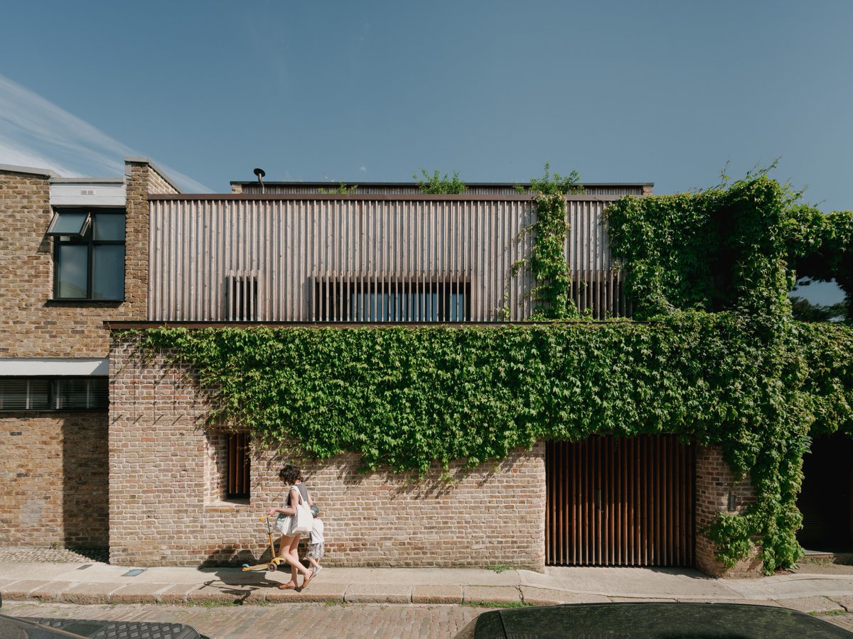 berearchitects's tweet photo. This is UK's first verified Net-Zero house!
Designed in collaboration with the late Max Fordham OBE, a pioneer of his age
The all-electric house with automatic shutters sets a stellar example for the future of housing
📷 Tim Crocker
#maxfordham #berearchitects #netzero https://t.co/TKUQGD9auC