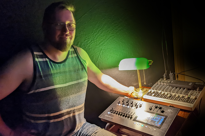 s_sulkowski's tweet image. Ostatnio zostałem poproszony aby zaopiekować się nagłośnieniem i światłami w lokalnym teatrze. Działam na konsoli Mackie 1402-vlz3 i ColorSource ETC 20.
#soundsystem #lightsystem #polakwusa #oświetlenie #dźwięk