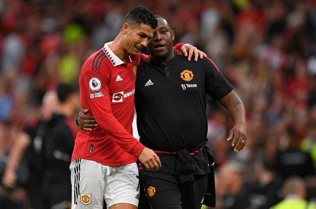 iDiskiTimes's tweet photo. What did Benni McCarthy tell Cristiano Ronaldo? 🧐 https://t.co/d4tZ4m6LlV