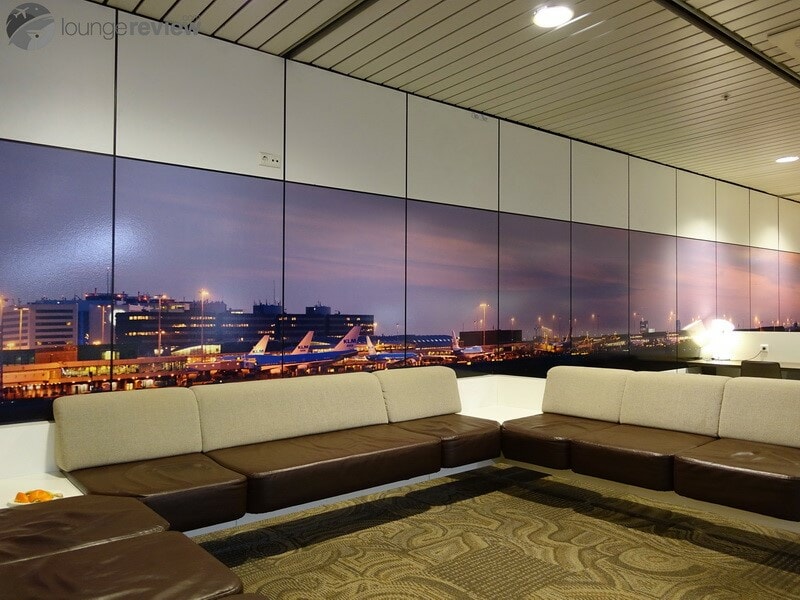 lounge_review's tweet photo. Relax with drinks in hand and charge your devices at the #AspireLounge26 in #Amsterdam - Schiphol before your next stop.
https://t.co/3d9XlAnnJo https://t.co/1I42xdE4HL