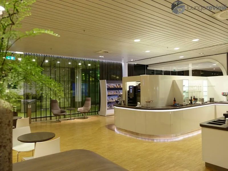 lounge_review's tweet photo. Relax with drinks in hand and charge your devices at the #AspireLounge26 in #Amsterdam - Schiphol before your next stop.
https://t.co/3d9XlAnnJo https://t.co/1I42xdE4HL