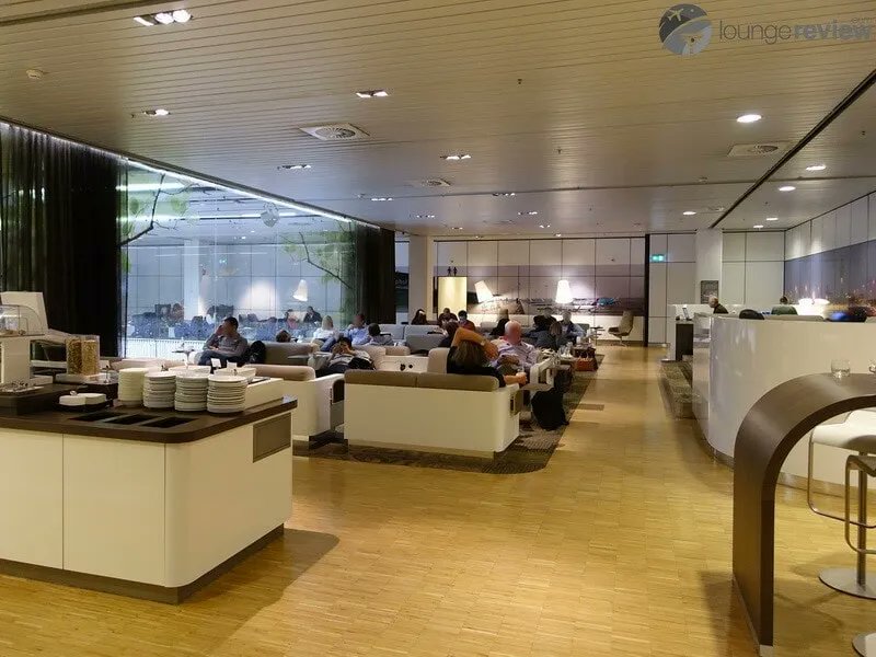 lounge_review's tweet photo. Relax with drinks in hand and charge your devices at the #AspireLounge26 in #Amsterdam - Schiphol before your next stop.
https://t.co/3d9XlAnnJo https://t.co/1I42xdE4HL