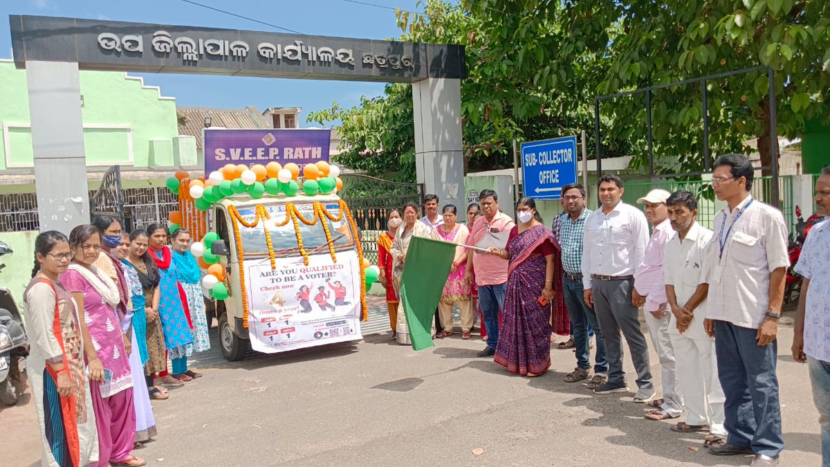 SDMChatrapur's tweet photo. ଭୋଟରକାର୍ଡ ସହ ଆଧାରକାର୍ଡ ସଂଯୋଗୀକରଣ ନିମନ୍ତେ ସଚେତନତା ରଥ ଅତିରିକ୍ତ ଜିଲ୍ଲାପାଳ ଓ ଉପ-ଜିଲ୍ଲାପାଳ,ଛତ୍ରପୁରଙ୍କ ଉପସ୍ଥିତିରେ ଶୁଭାରମ୍ଭ ହୋଇଅଛି| ଗୁଗଲ୍ ପ୍ଲେ ଷ୍ଟୋରରୁ ଭୋଟରମାନେ VoterHelpline App ଡାଉନଲୋଡ କରି କିମ୍ବା NVSP portal ରେ ଫର୍ମ-6B ପୂରଣ କରି ଆଧାର କାର୍ଡ ସହ ଭୋଟର କାର୍ଡର ସଂଯୋଗୀକରଣ କରିପାରିବେ. @OdishaCeo https://t.co/tfJooVmqOt