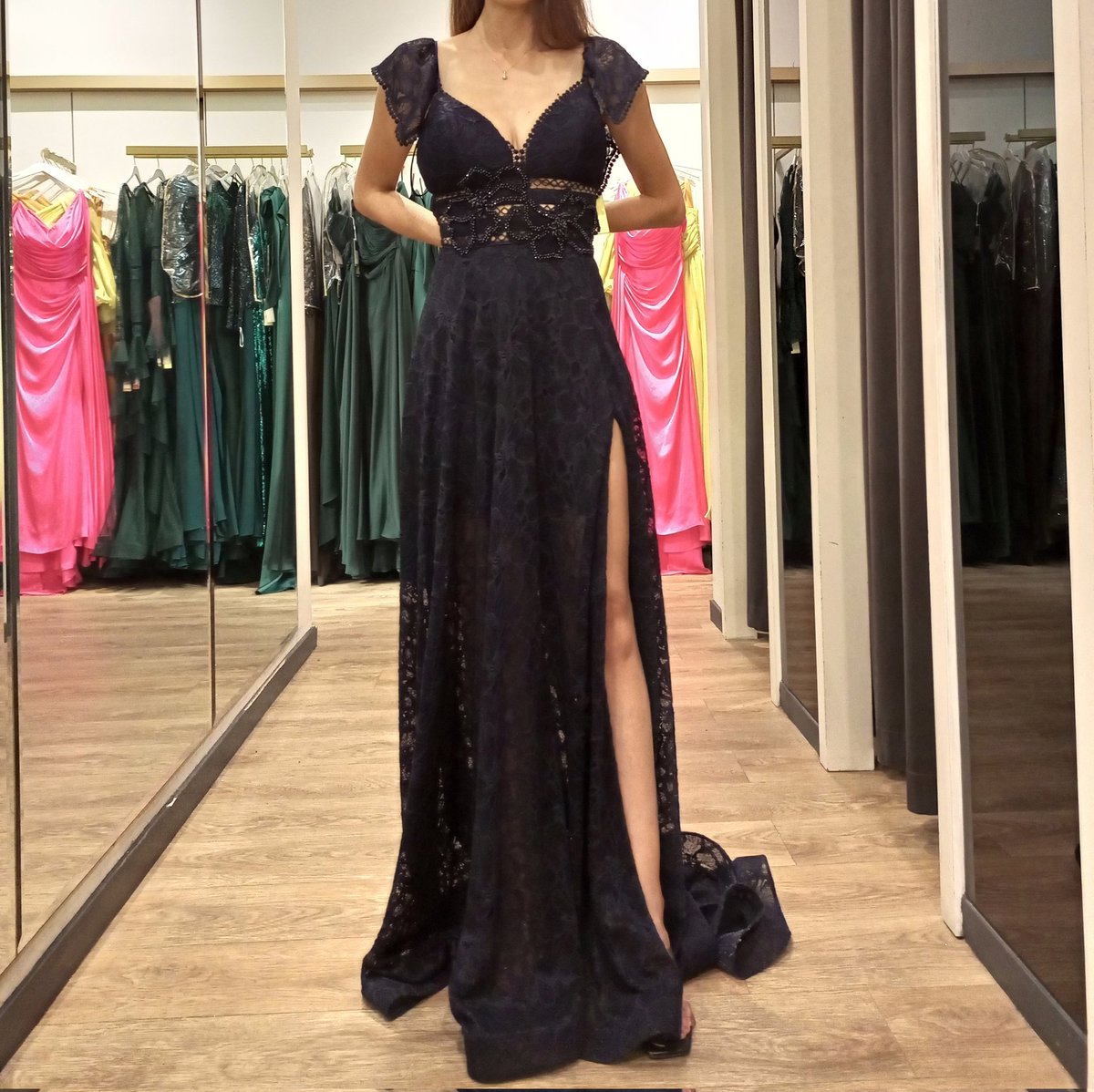 citcittoz's tweet image. Nişan elbisemi seçmeme yardımcı olsanız ne güzel olurdu çünkü ben kafayı yemek üzereyim 😇