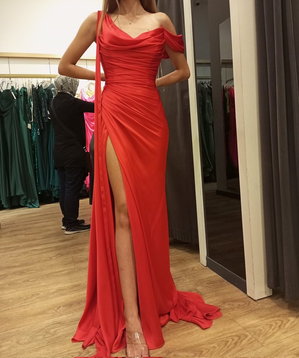 citcittoz's tweet image. Nişan elbisemi seçmeme yardımcı olsanız ne güzel olurdu çünkü ben kafayı yemek üzereyim 😇