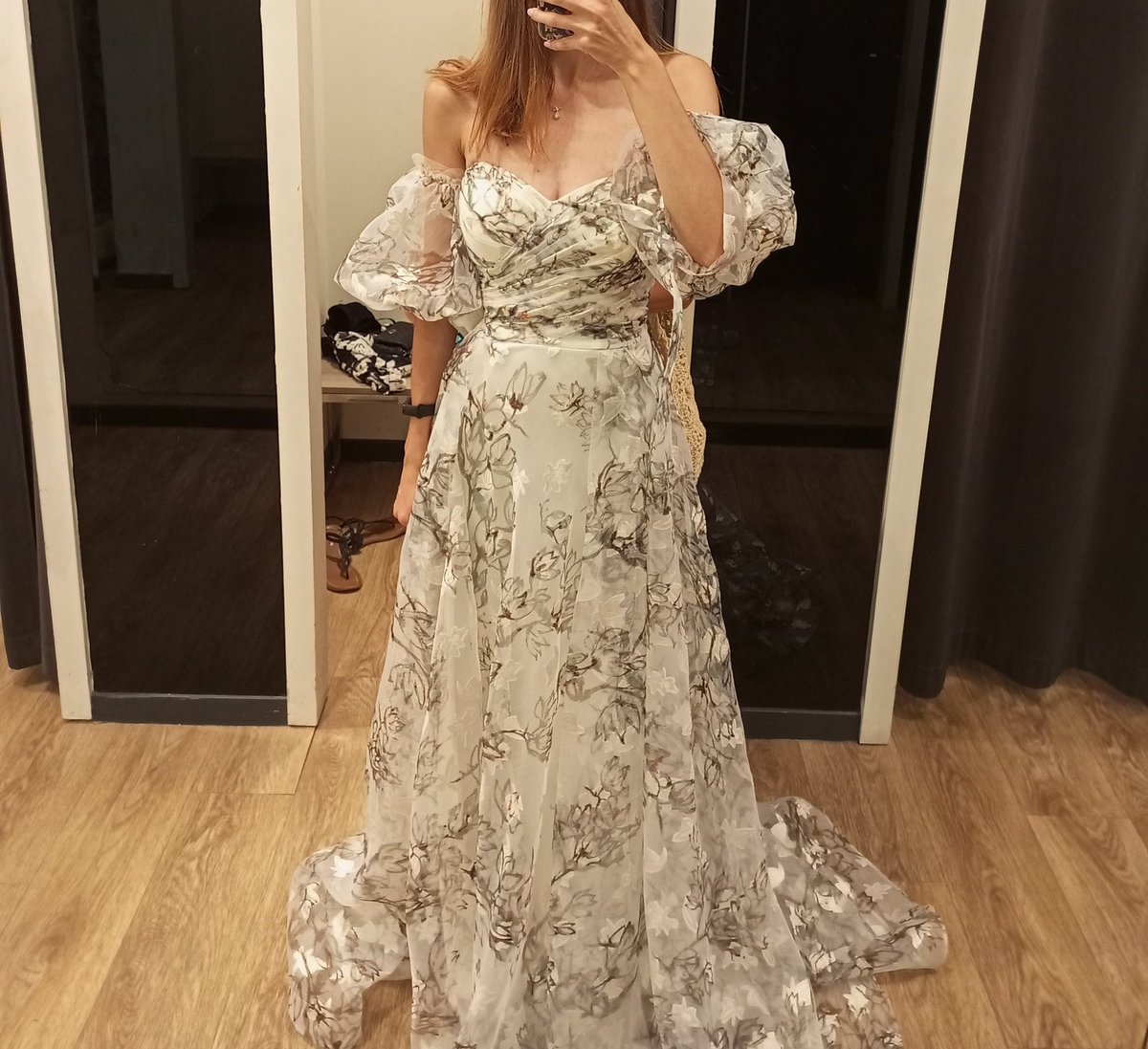 citcittoz's tweet image. Nişan elbisemi seçmeme yardımcı olsanız ne güzel olurdu çünkü ben kafayı yemek üzereyim 😇