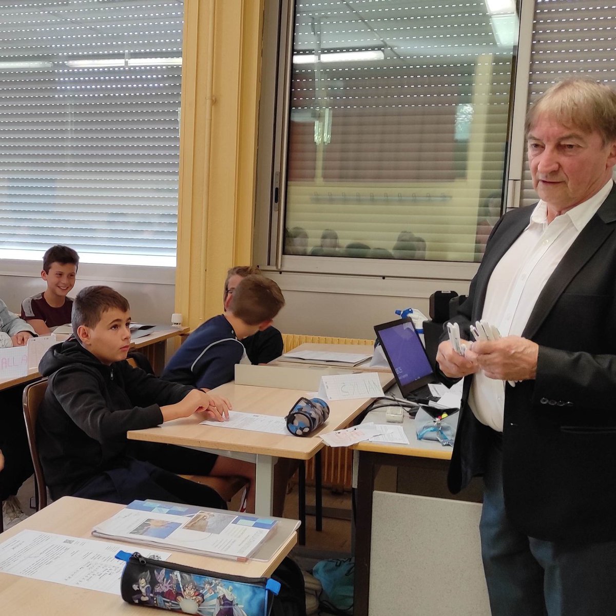 PoleChartreuse's tweet image. Nos élèves de 6ème 2 ont reçu la visite ce matin des conseillers départementaux Blandine Deleau-Ferret et Gilles Delabre. Ils sont venus distribuer à tous les élèves de 6ème des stylos offerts par le #Département ainsi qu&apos;un livret de bienvenue aux nouveaux #collégiens.